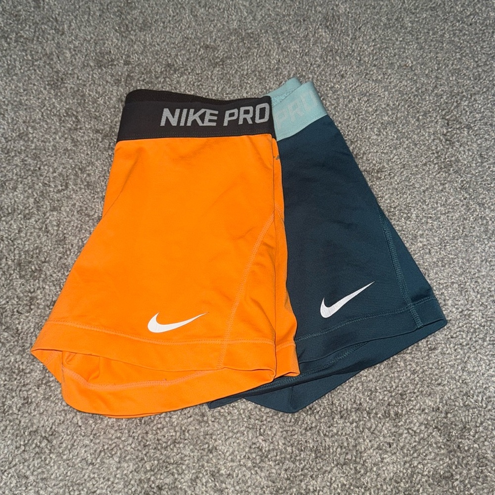Woman’s Nike Pros - size small